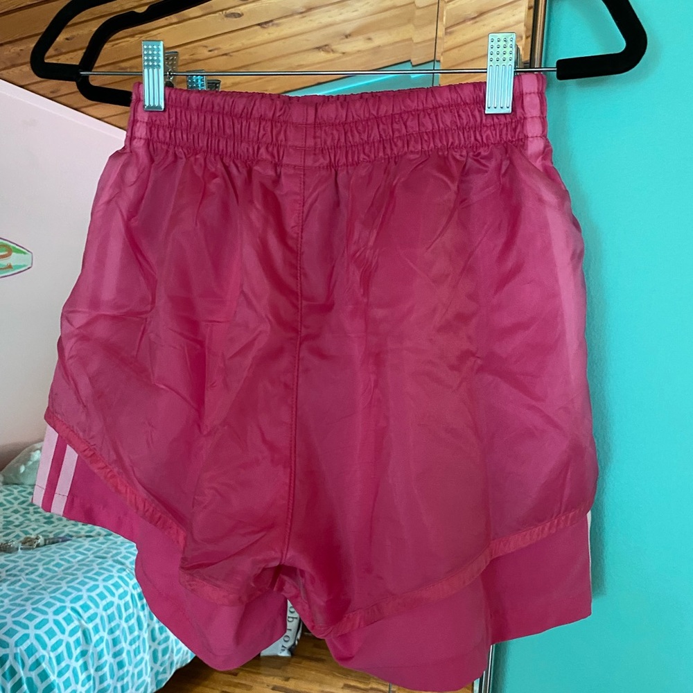 Size XS  adidas pink shorts never worn !
